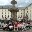 Algunos de los miembros del grupo de profesores en el Castillo de Praga en el 2patio descansando en la fuente de Khl