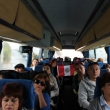 Los peruanos y andinos en autobus con la bandera del Per que se la regal partiendo de Praga a Viena, noviembre de 2013