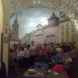 En uno de los stanos ms antiguos de Praga cenando durante el tour de la cerveza con la prroquia de Segovia, diciembre de 2016